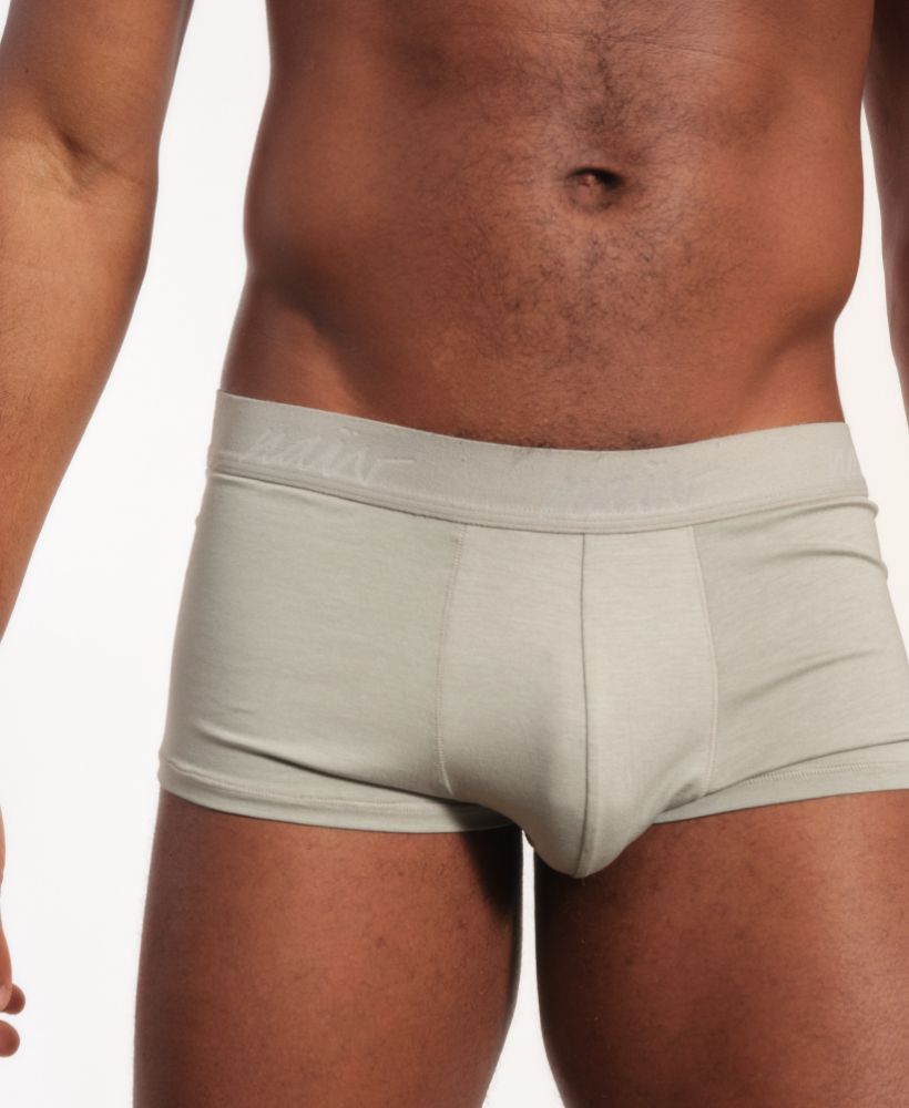 Detalhe da cueca Trunk NAÏV verde acinzentada vestida, vista frontal