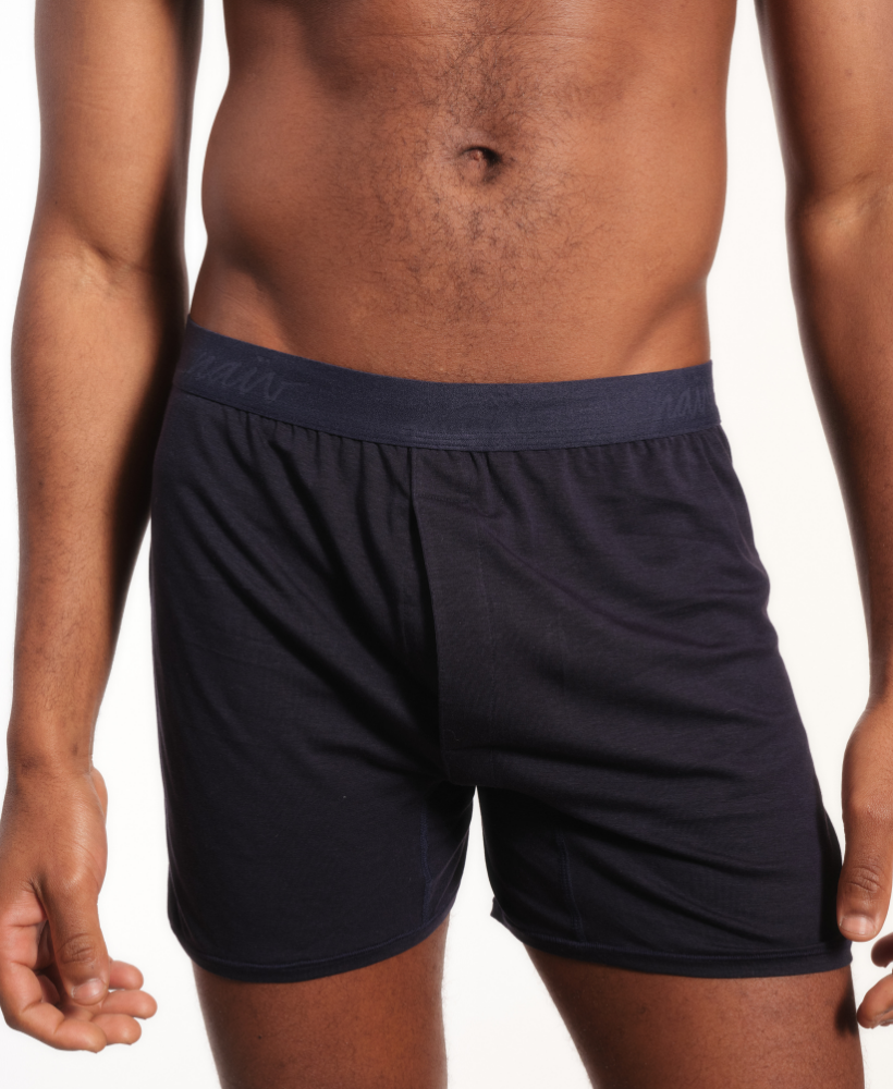Detalhe da Samba-Canção NAÏV marinho vestida, vista frontal
