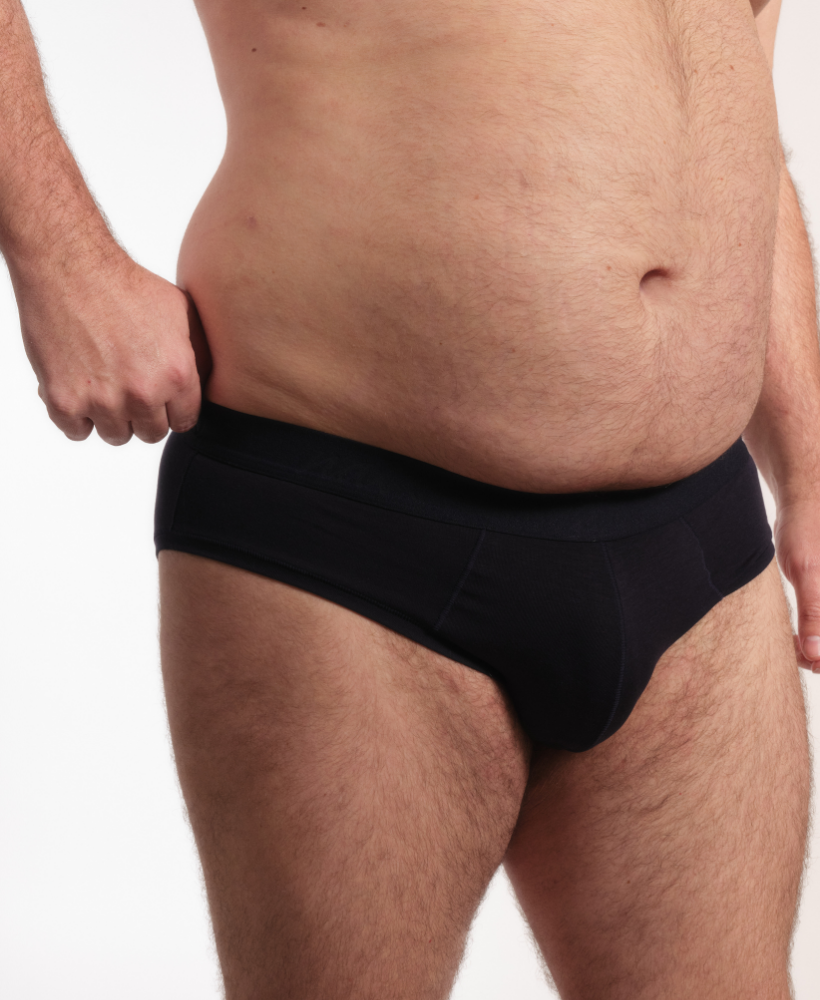 Detalhe da cueca Slip NAÏV preta vestida, vista de três quartos
